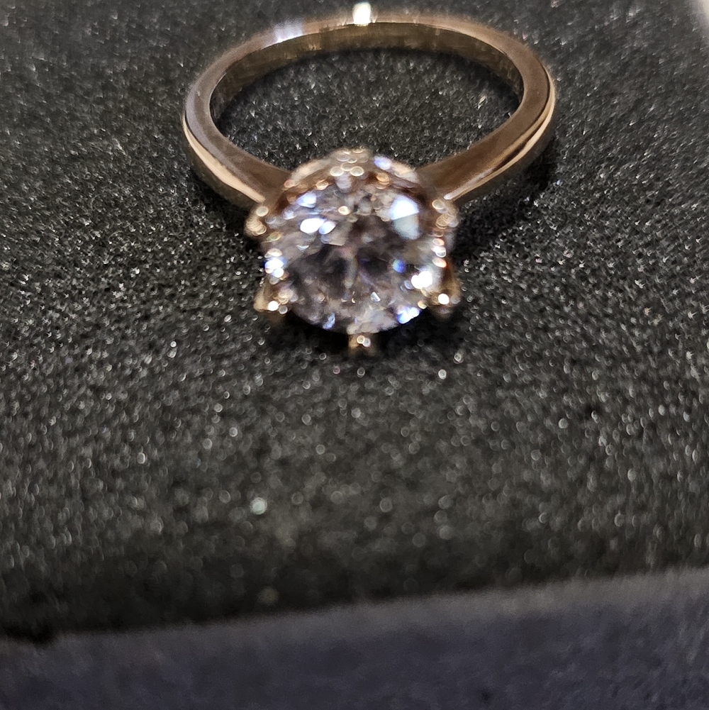 Elegant Gold Solitaire Ring - Picture 2 of 5